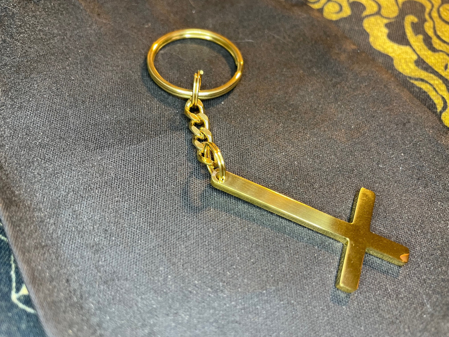 Upside Down Inverted Cross Stainless Steel Pendant Keychain Gothic Minimalist Retro Satanic Church Pagan Wiccan Occult Jewelry Gift - Gold